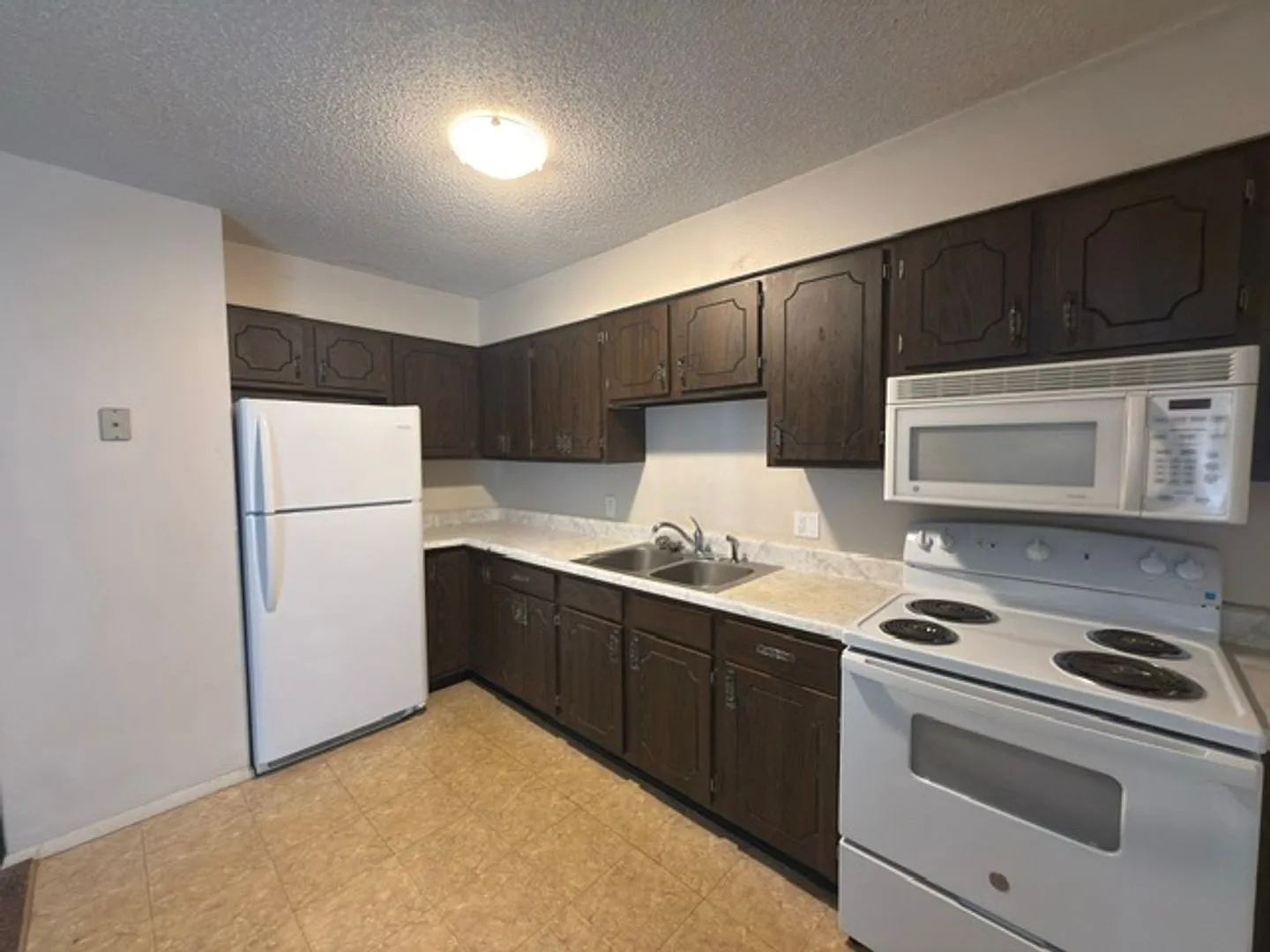 2 Bedroom Apartment - Convenience Charleston Location! — Photo 2