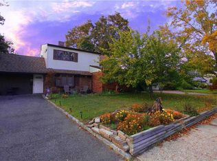 117 E Cabot Ln, Westbury, NY 11590