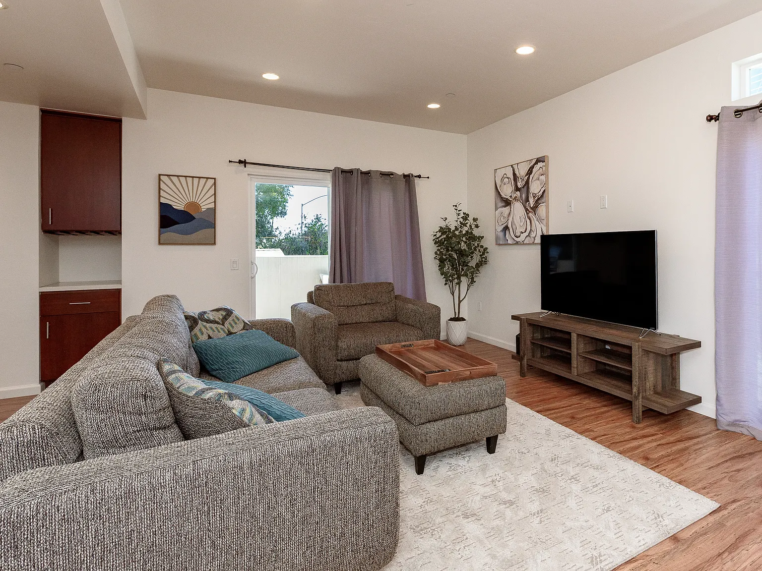 3 bed, 3.5 bath, 1460 sqft, $5,500 — Photo 1