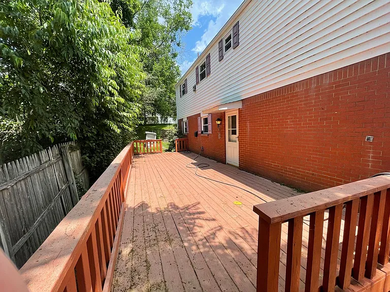 112 Woodlawn - (06107) — Photo 15