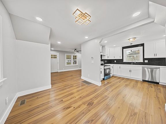 4th image of 3842 Cactus St