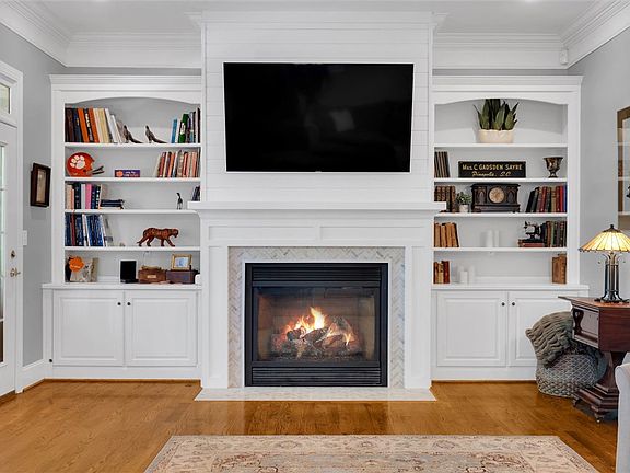 3rd image of 140 Parkside Dr