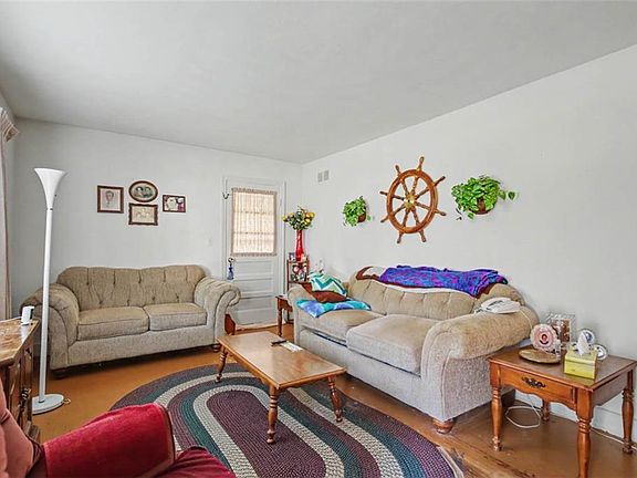5th image of 206 Magnolia St