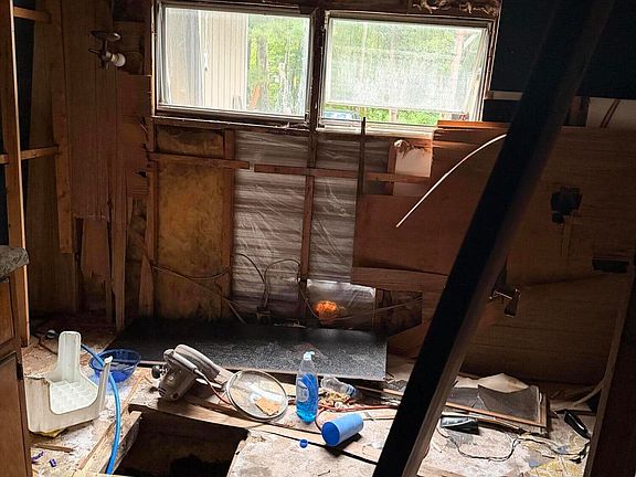 3rd image of 945 W May St