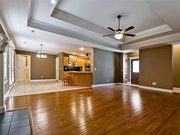 3rd image of 304 NW Saddlebrook Dr