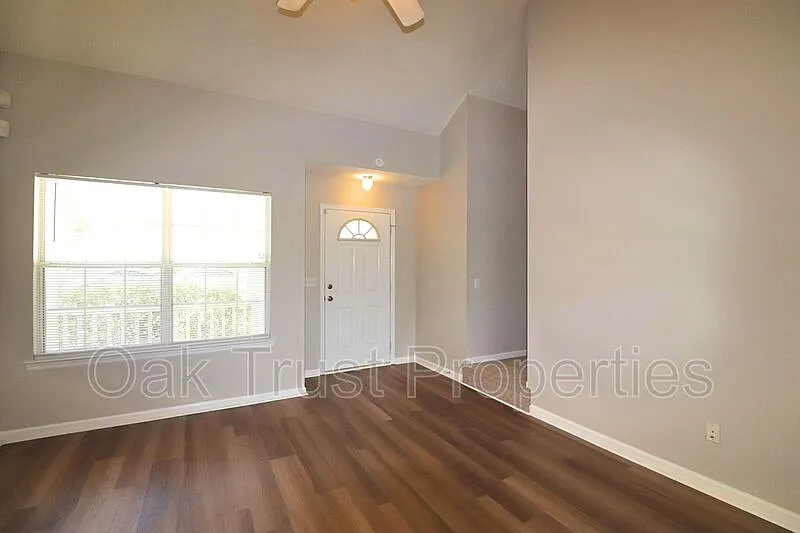 3 bed, 2.5 bath, 1262 sqft, $2,000 — Photo 2