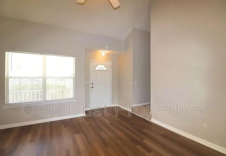294 Hastings Dr — Photo 2
