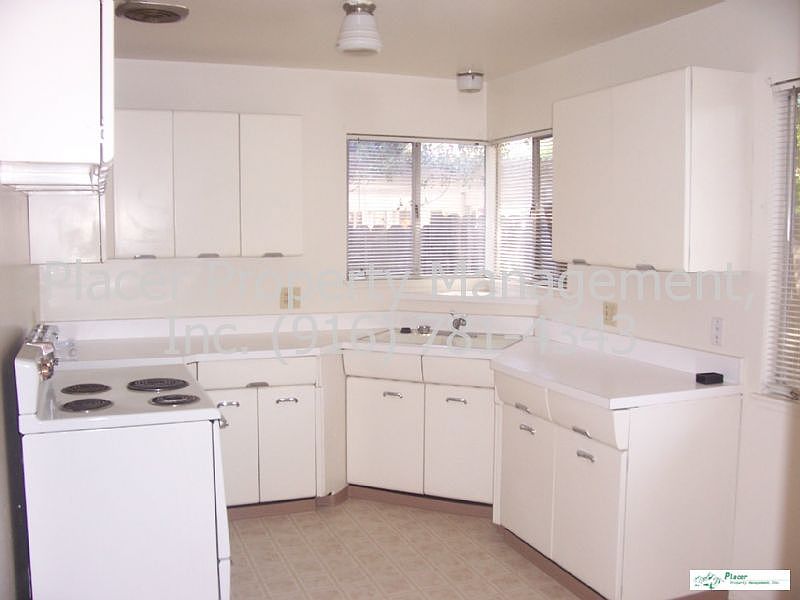 2nd image of 2956 Montclaire St
