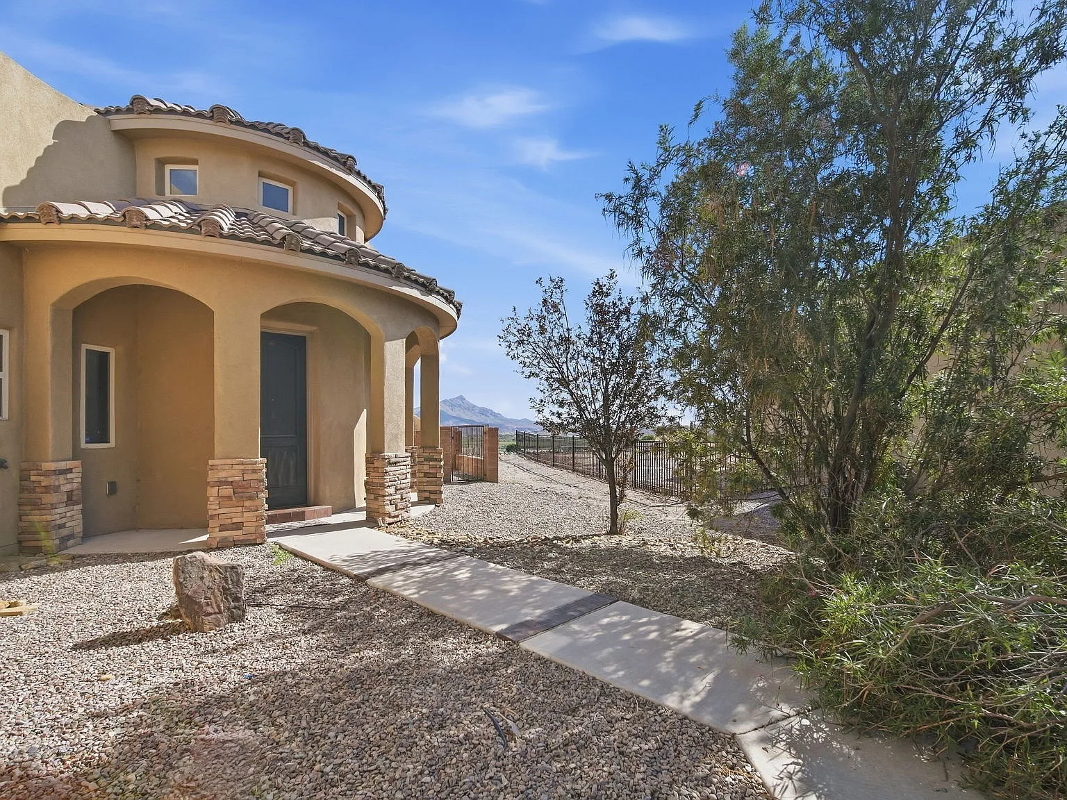 3 bed, 1920 sqft, $2,799 — Photo 3