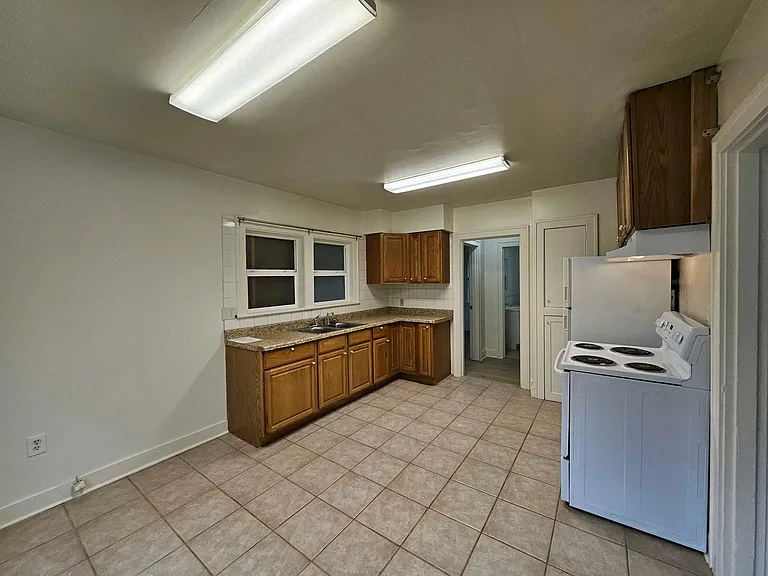11380 Greenburg Apartments — Photo 7
