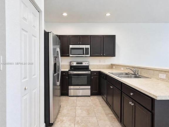 4th image of 413 SE 32nd Ter #413