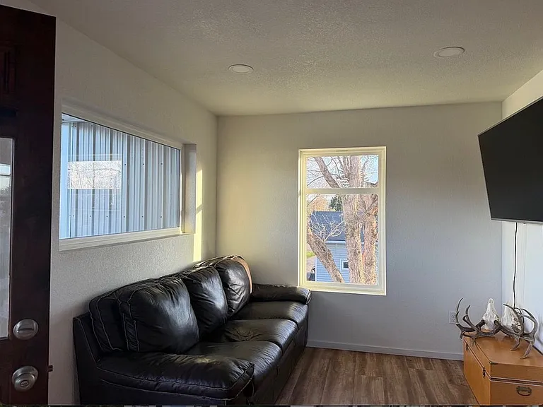 207 Fabrick St #B — Photo 3