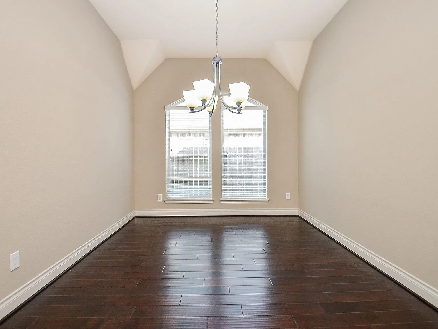 3 bed, 2.0 bath, 2219 sqft, $2,380 — Photo 3