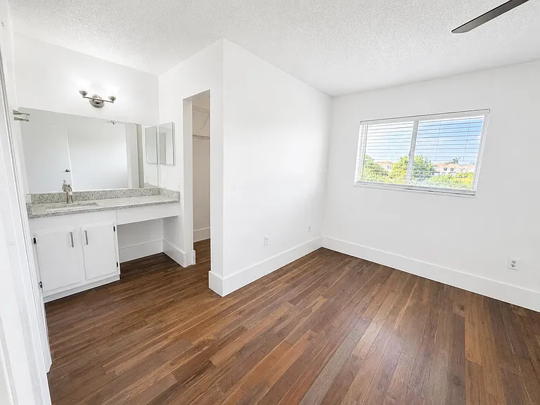887 Crystal Lake Dr — Photo 17