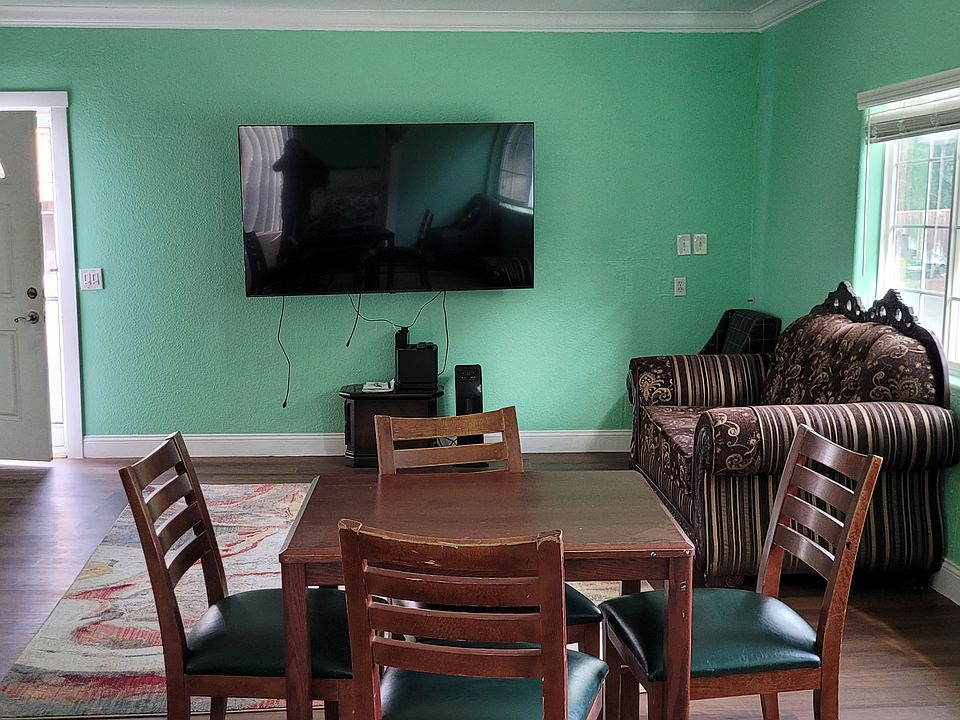 living room /dining combo