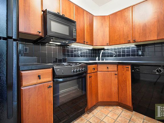 3rd image of 56 W 89th St APT F