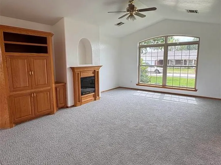 118 SE Churchill Way — Photo 2
