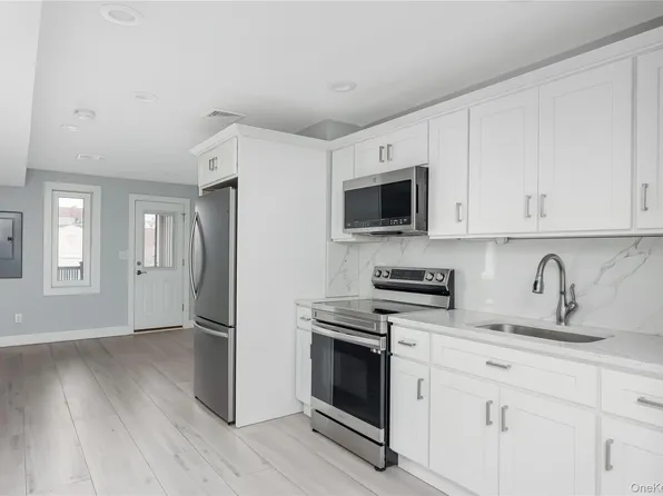 218 Sunrise Hwy #2E, Rockville Centre, NY 11570