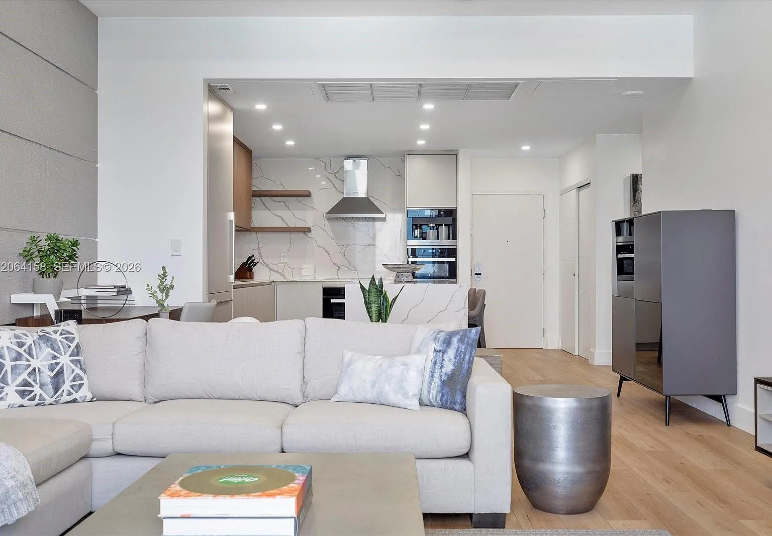 Roney Palace Condo — Photo 1