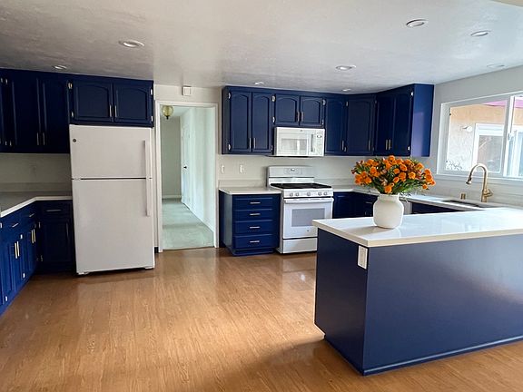 Newly renovated kitchen, all new appliances, new quartz countertop, new sink and faucet, repainted cabinets and new hardware