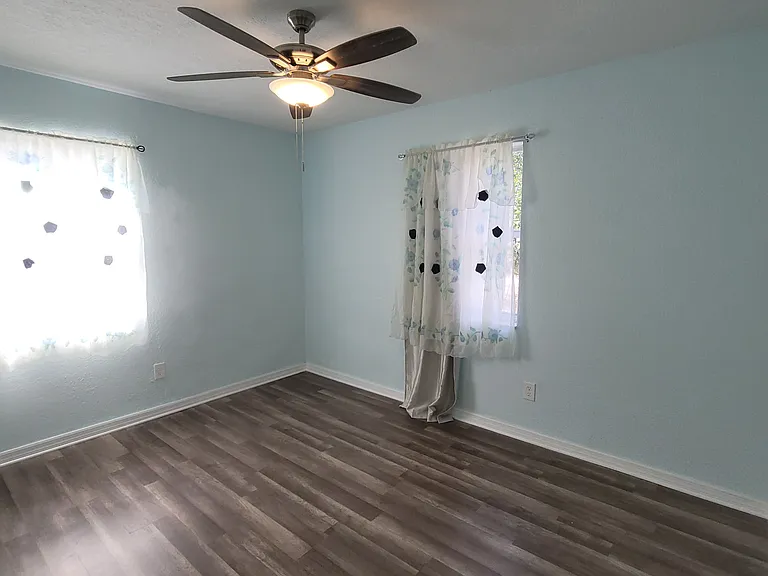513 Hollyhock Ln — Photo 7