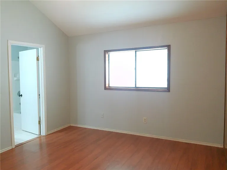 5230 Edinburg Cir — Photo 13
