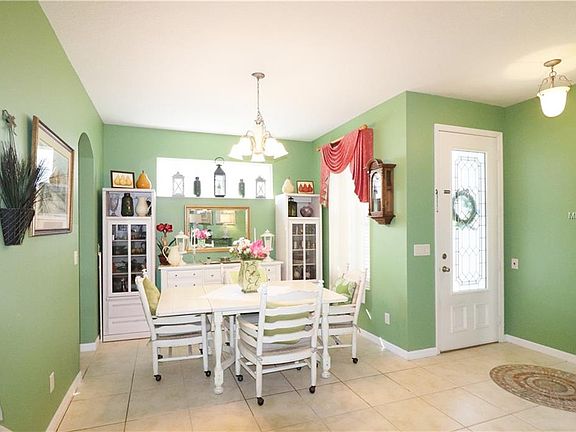 5th image of 20512 Queen Alexandra Dr