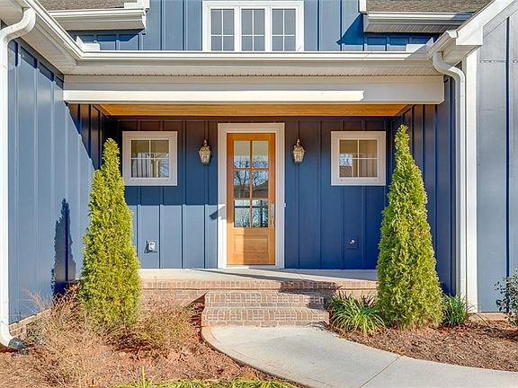 2nd image of 118 Fairoaks Dr