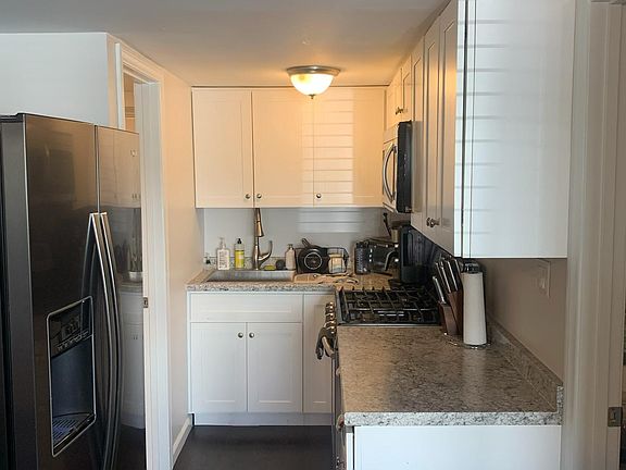 2nd image of 410 Rose Ave Unit A