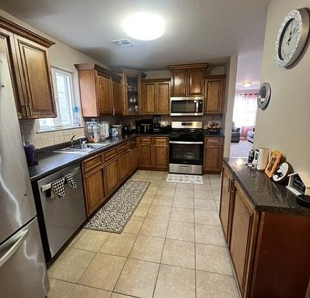 5th image of 846 Garden St