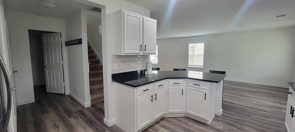 3 bed, 2.5 bath, 1952 sqft, $2,050 — Photo 2