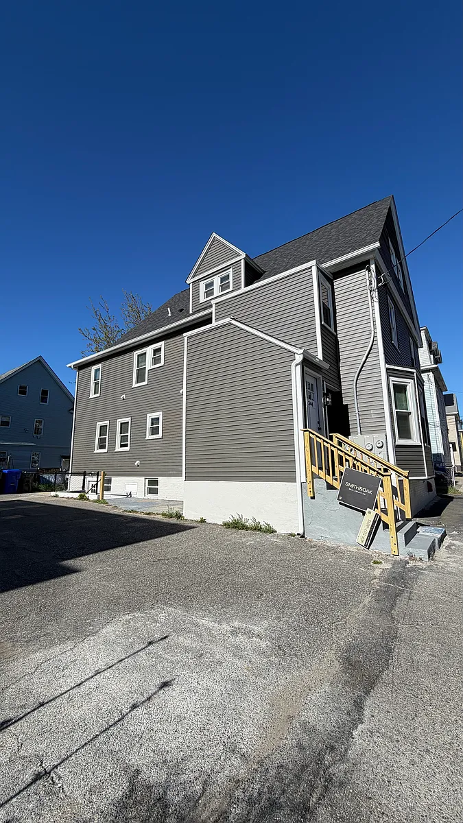 Building Photo - 344 Blackstone St #2
