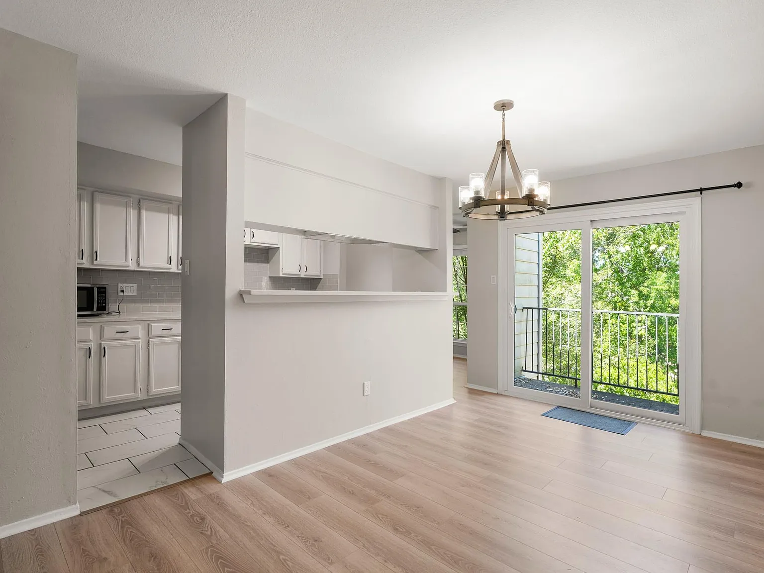 3 bed, 2.0 bath, 1342 sqft, $2,200 — Photo 2