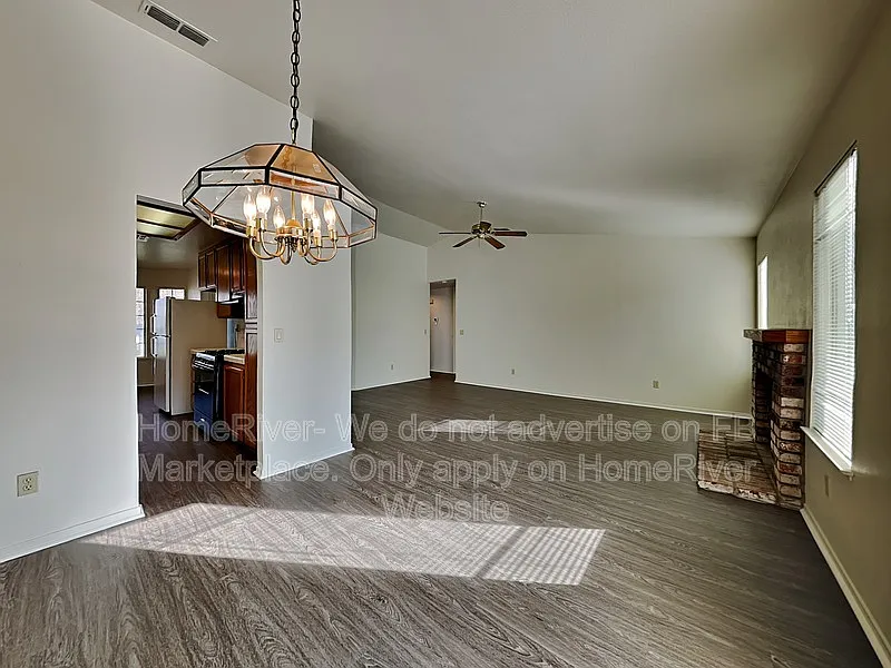 3 bed, 2.0 bath, 1289 sqft, $2,350 — Photo 4