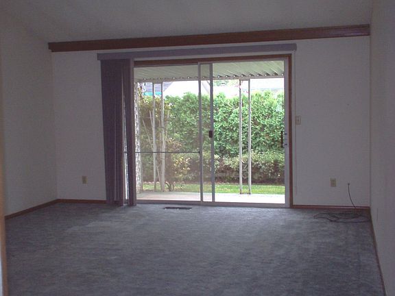 Living w/ vaulted ceilings