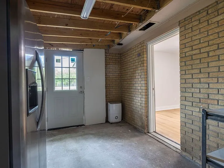 1010 Fiall St — Photo 32