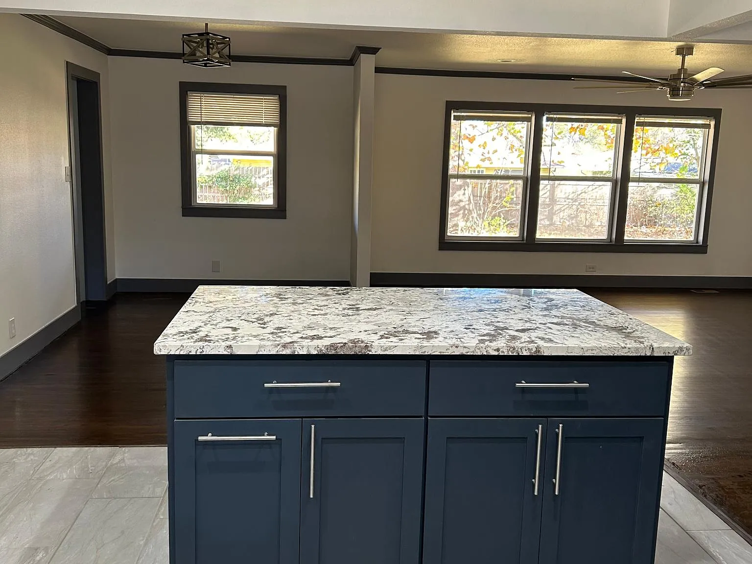 861 N Waco Ave — Photo 3