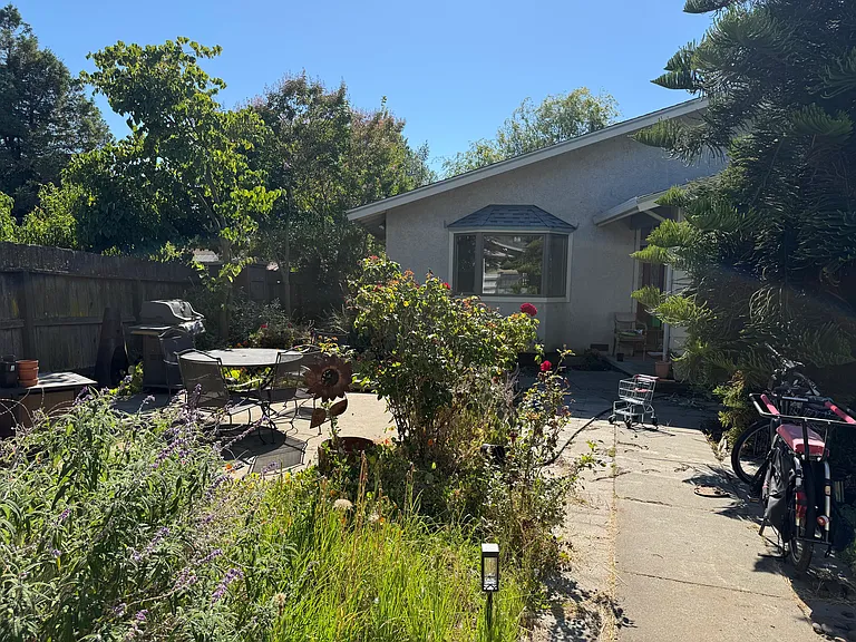 429 Maple Ave — Photo 1