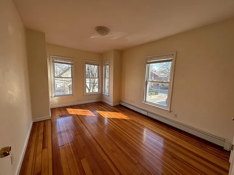 5 Locke St #2 — Photo 3