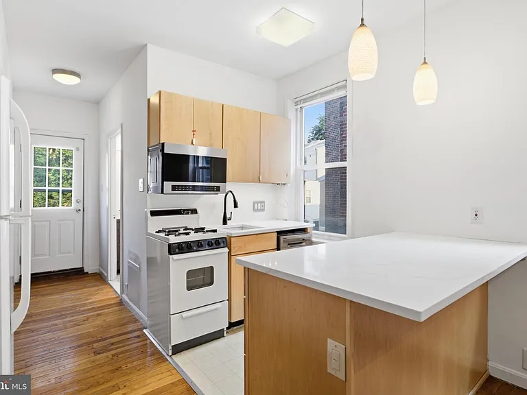 747-00 S 2nd St #2R — Photo 6