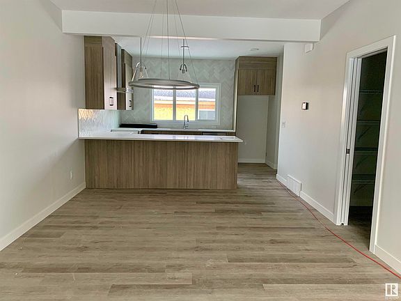 3rd image of 7722 Yorke Mews NW