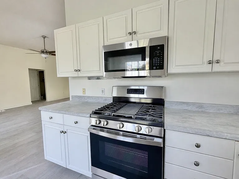 437 S Shore Dr — Photo 3