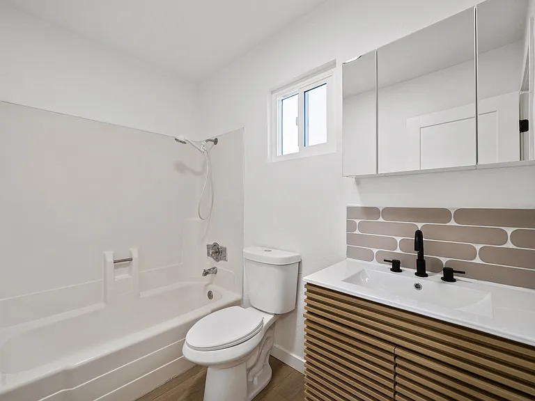 1426 Dubuque St #2 — Photo 15