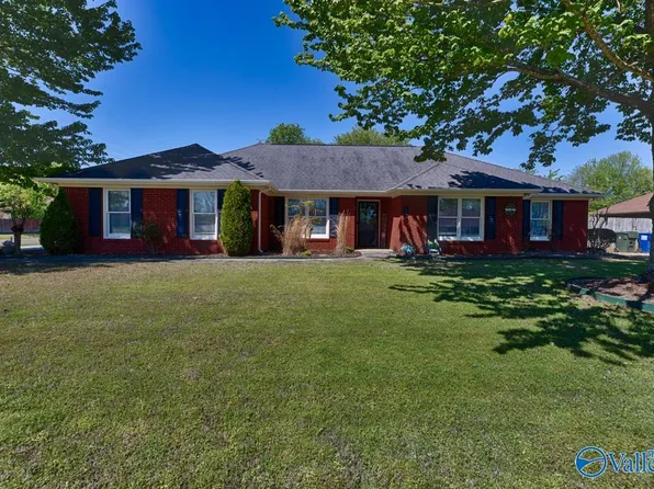 124 Derwent Ln, Huntsville, AL 35810