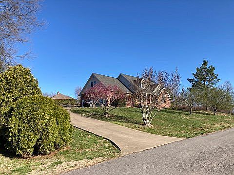 2nd image of 205 White Oak Ln