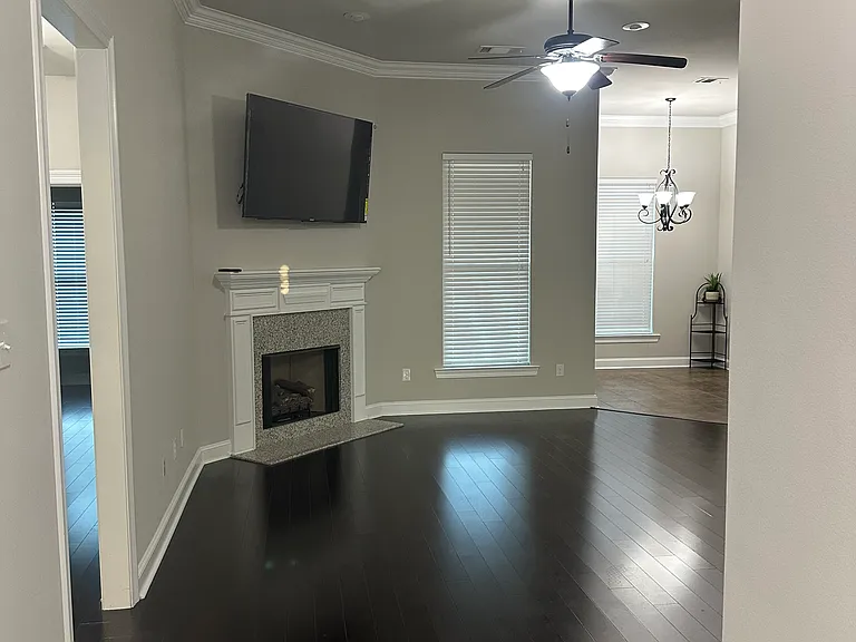 215 Hutton Ln — Photo 2
