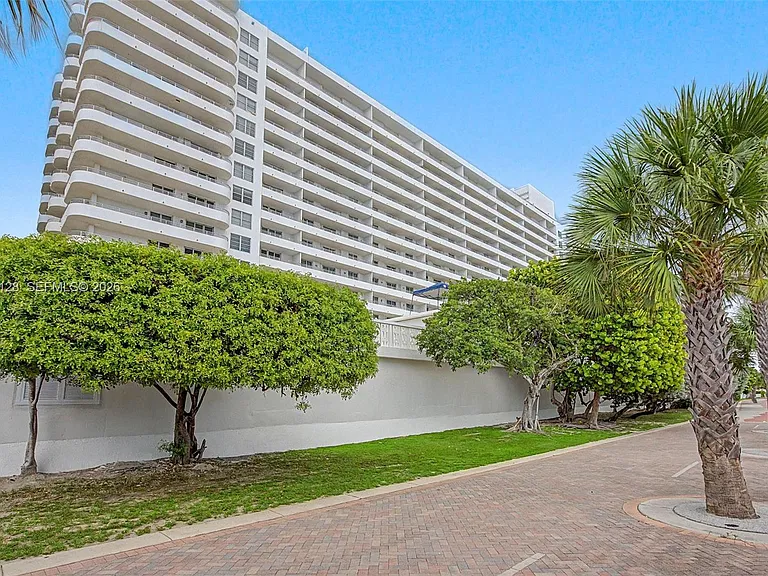 5555 Collins Ave #10V — Photo 21