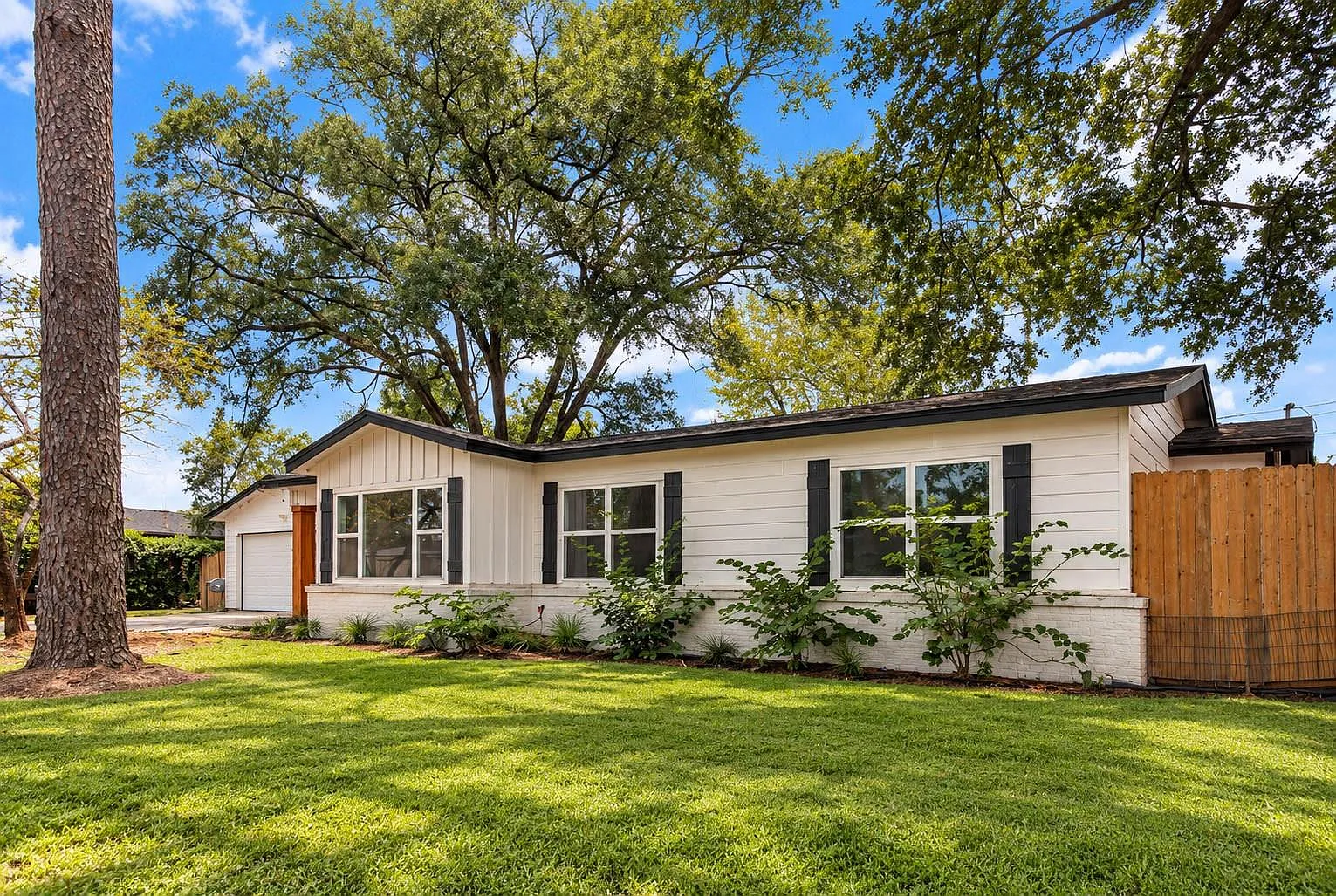 3 bed, 2.0 bath, 1574 sqft, $2,200 — Photo 3