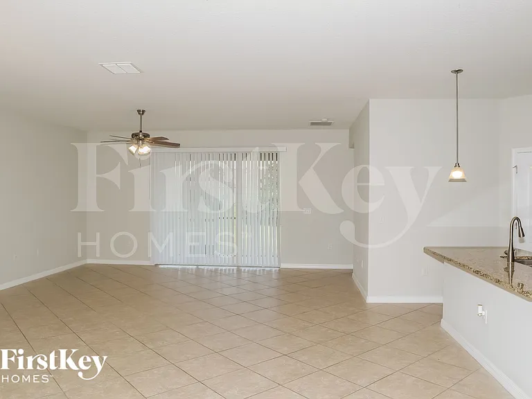 2309 Grantham Ave — Photo 4