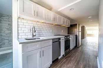 222 -1/2 Parkwood Ave — Photo 2